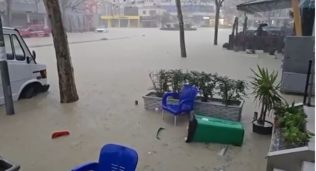 Durrësi i ‘paralizuar’ nga përmbytjet/ Pezullohet mësimi në shkolla, mbyllen çerdhet dhe kopshtet. Ja situata në terren