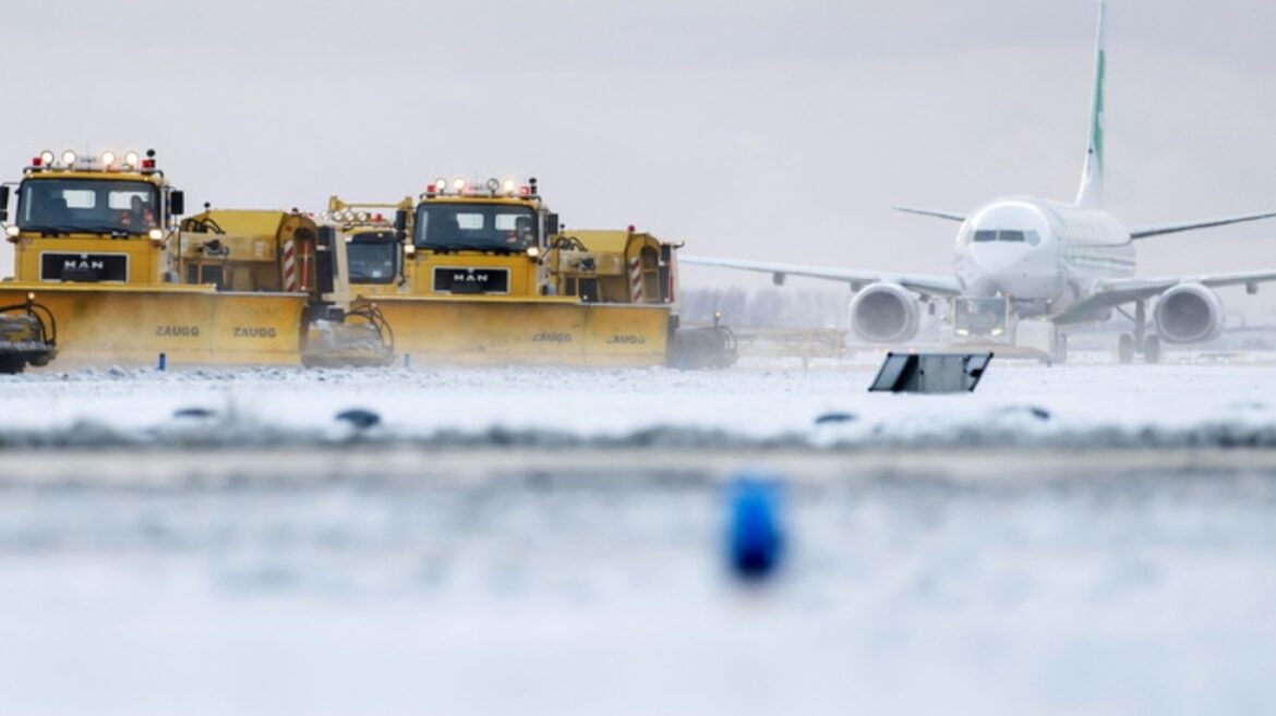 Borë dhe akull/ Moti i ashpër dimëror paralizon transportin në Holandë