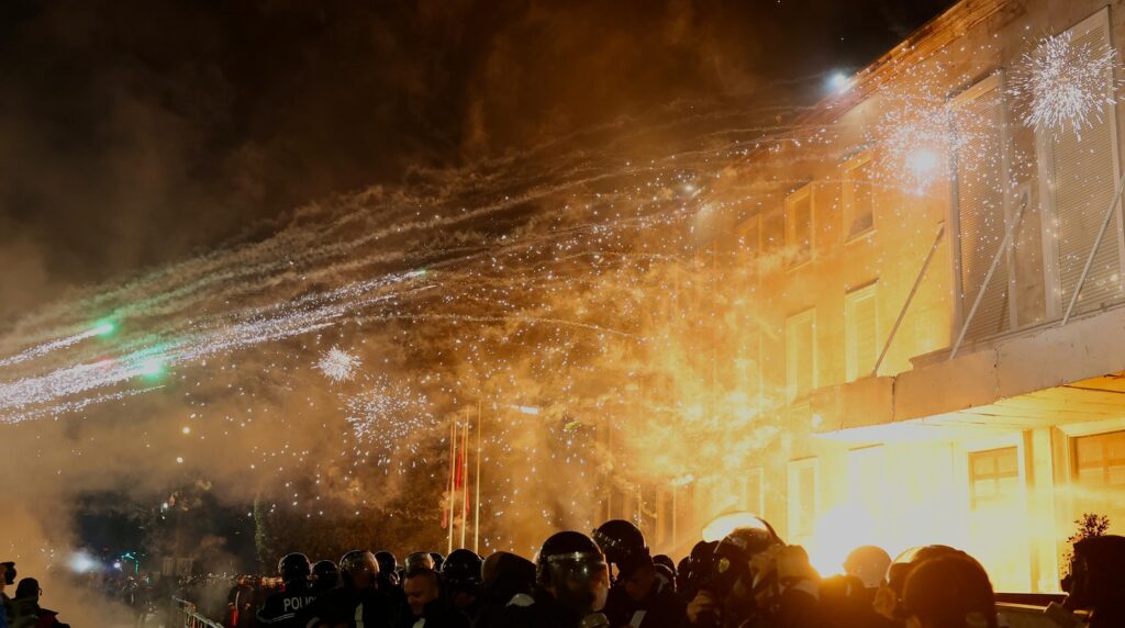 Opozita në protestë, Policia e Tiranës nuk e merr përsipër zhvillimin e tubimit