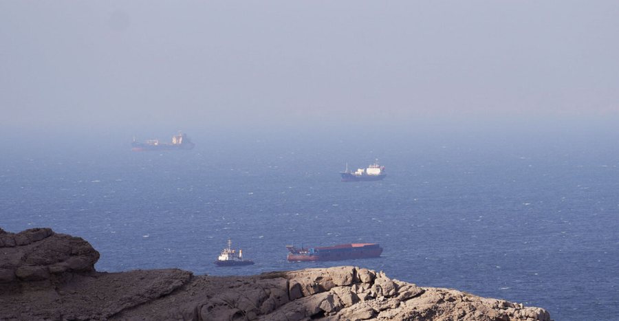 Tensionet në Ngushtica e Hormuzit, anijet sfidojnë bllokadën mes rrezikut dhe negociatave