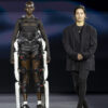 Njerëzit dhe robotët në pasarelë