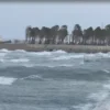 Moti i keq/ Ndalohet lundrimi i mjeteve të vogla dhe peshkimit jashtë Gjirit të Vlorës