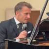 Moment i pazakontë pas Samitit në Armeni, Emmanuel Macron këndon “La Bohème”