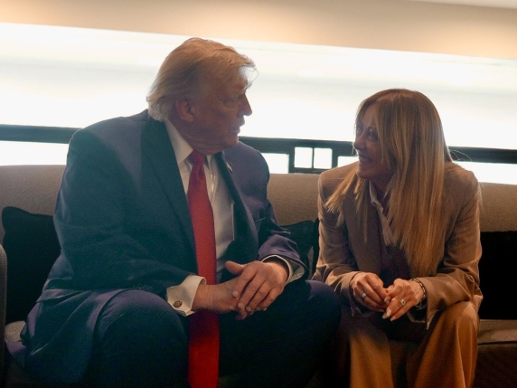 Trump “nxjerr” sekretin: Më luti të bëja foto me të. Përgjigjet shpejt Meloni