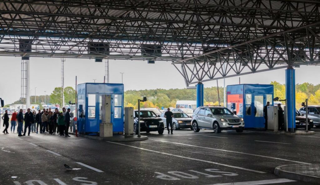 Radhë të gjata dhe fluturime të humbura: BE-ja paralajmëron lehtësime në kufij gjatë verës