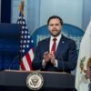 J.D. Vance: Marrëveshja me Iranin po stabilizon tregun e energjisë, bien çmimet e naftës në SHBA