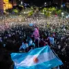 Buenos Aires në festë/ Qindra mijëra tifozë pushtojnë rrugët pas finales së Argjentinës
