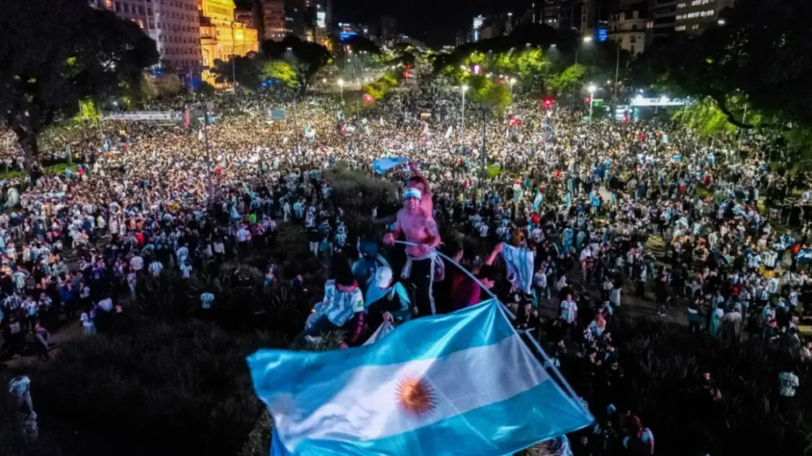 Buenos Aires në festë/ Qindra mijëra tifozë pushtojnë rrugët pas finales së Argjentinës