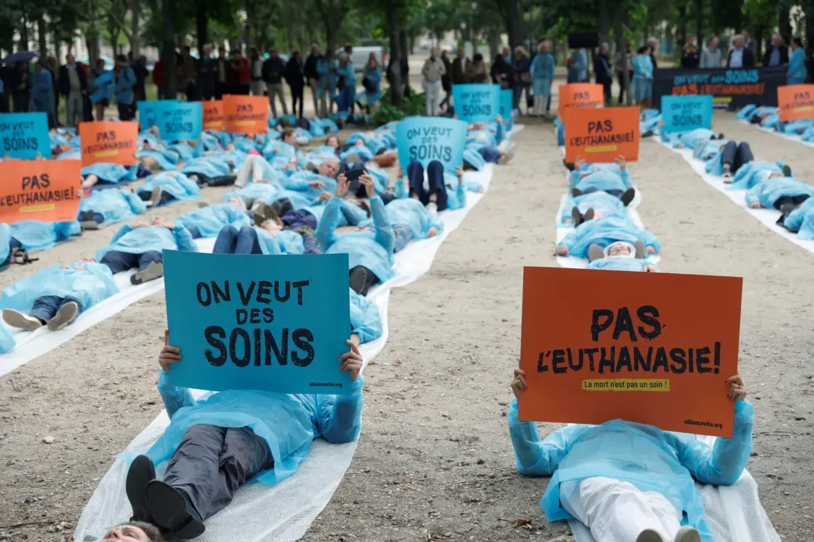 Franca miraton ligjin për eutanazinë/ Protesta jashtë Asamblesë, kundër projektligjit