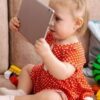 Studimi i fundit: Foshnjat nuk duhet të përdorin fare ekranet digjitale në dy vitet e para