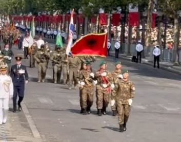 Parada e Madhe e 14 korrikut në Paris, flamuri shqiptar valëvitet në Champs-Elysees