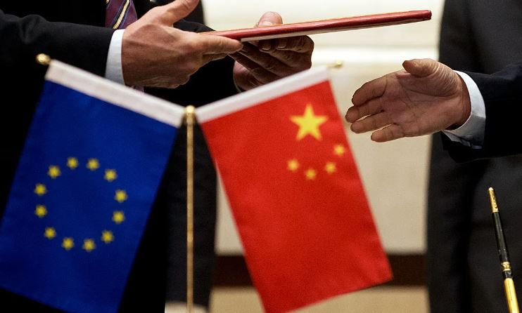 Marrëveshje historike BE-Kina për tregtinë/ Brukseli ul me përgjysmë importin e makinave hibride kineze dhe zhbllokon metalet e rralla