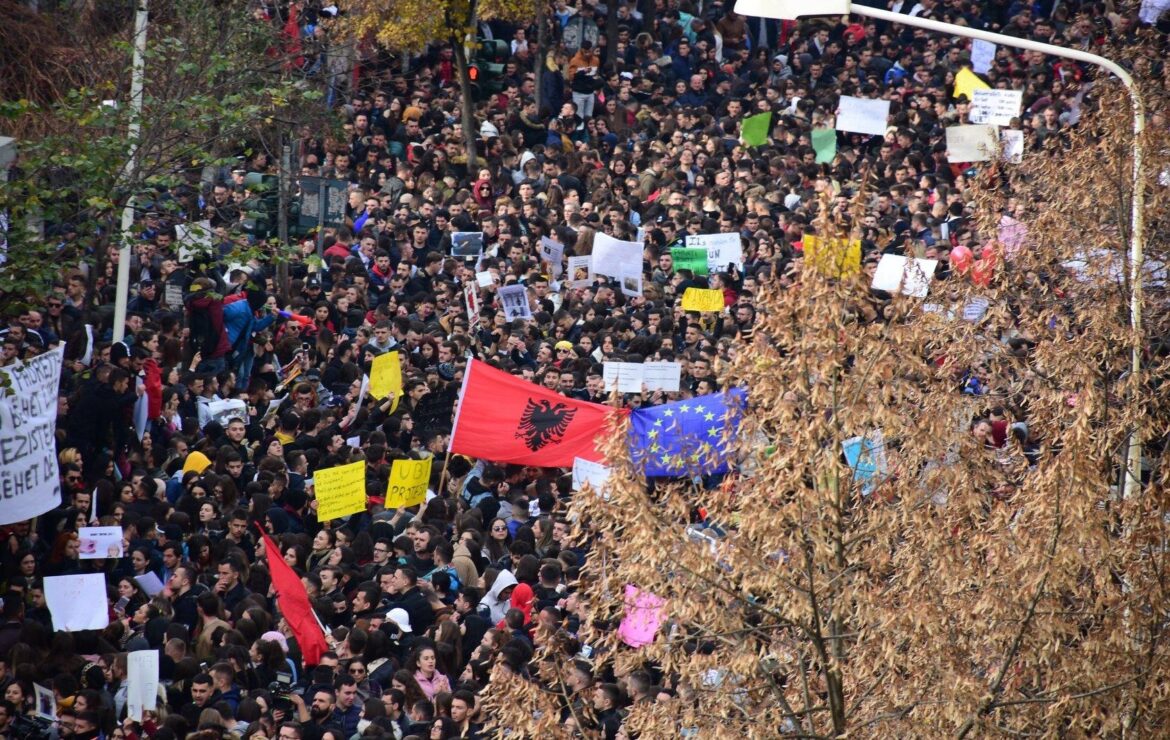 Vijon protesta studentore para Ministrisë së Arsimit, studentët rikthehen në tubim edhe sot
